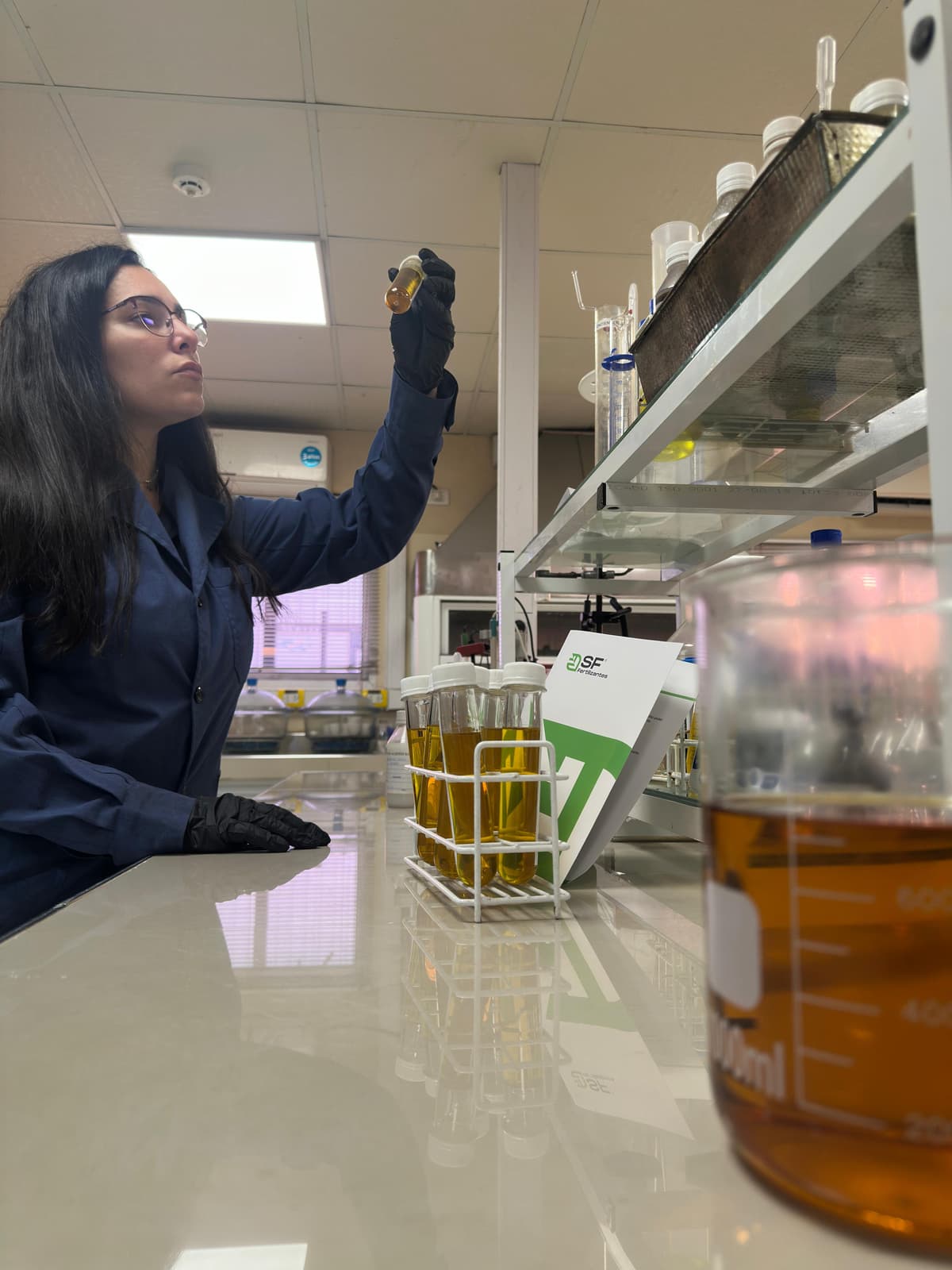 Científica analizando muestras en laboratorio SF Fertilizantes
